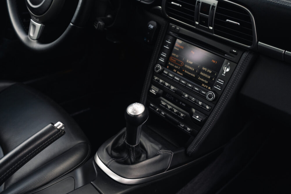 Handgeschakelde versnellingspook van een Porsche 911 (997.2)